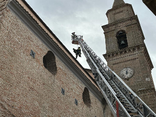 Bellante – Per spegnere la cupola della chiesa, vigili del fuoco a 39 metri di altezza
